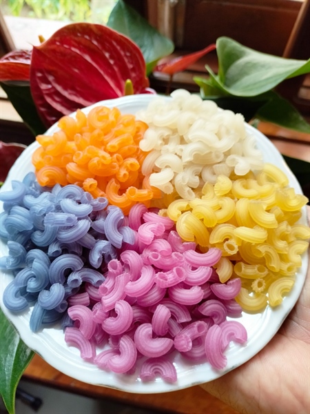 Nui rau củ là một món ăn được làm từ rau chùm ngây, đậu biếc, bí đỏ, và củ dền